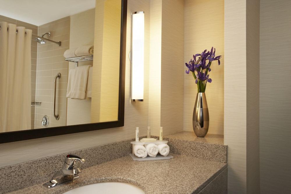 Holiday Inn Express & Suites Vaughan-Southwest By Ihg Exterior photo