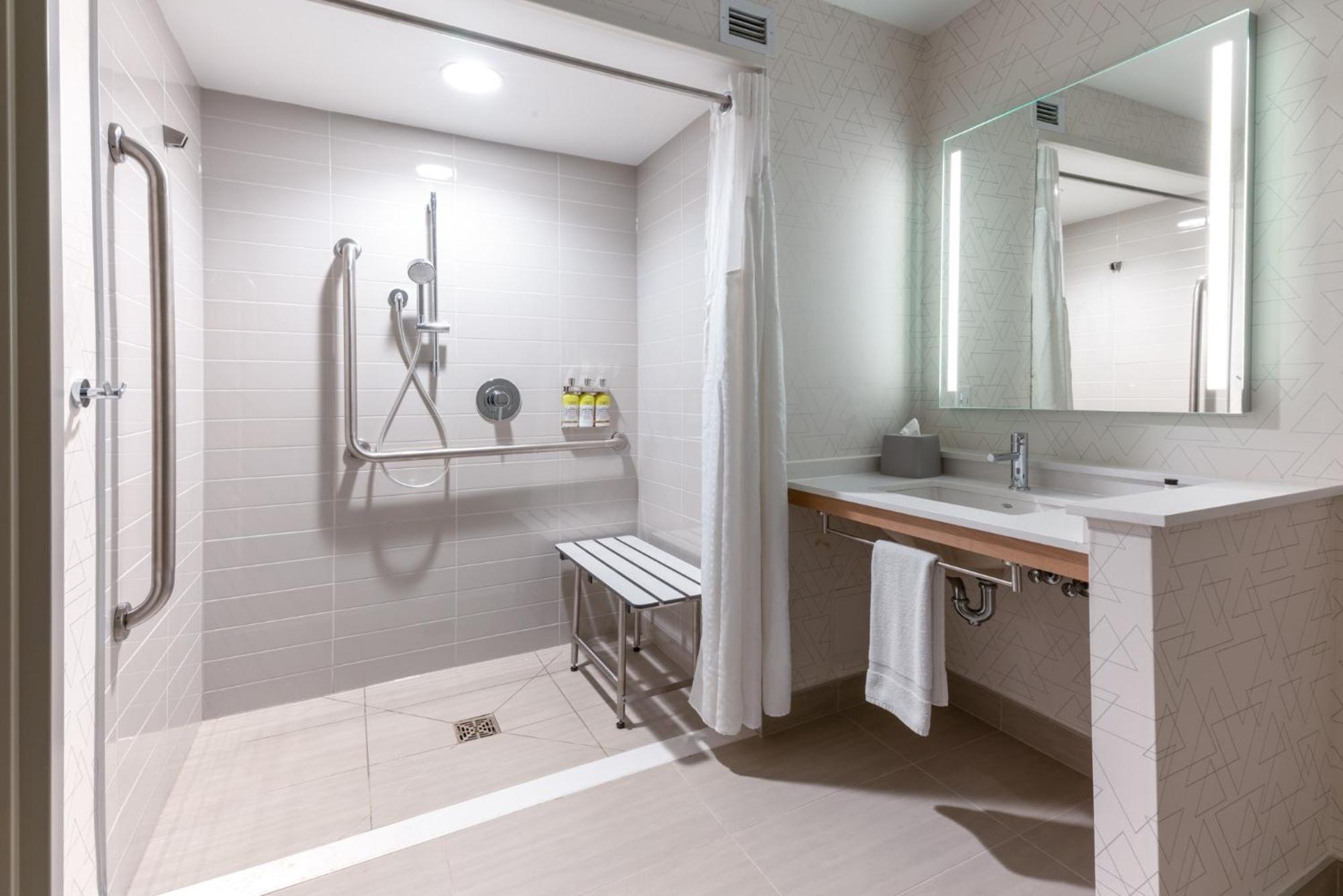 Holiday Inn Express & Suites Vaughan-Southwest By Ihg Exterior photo