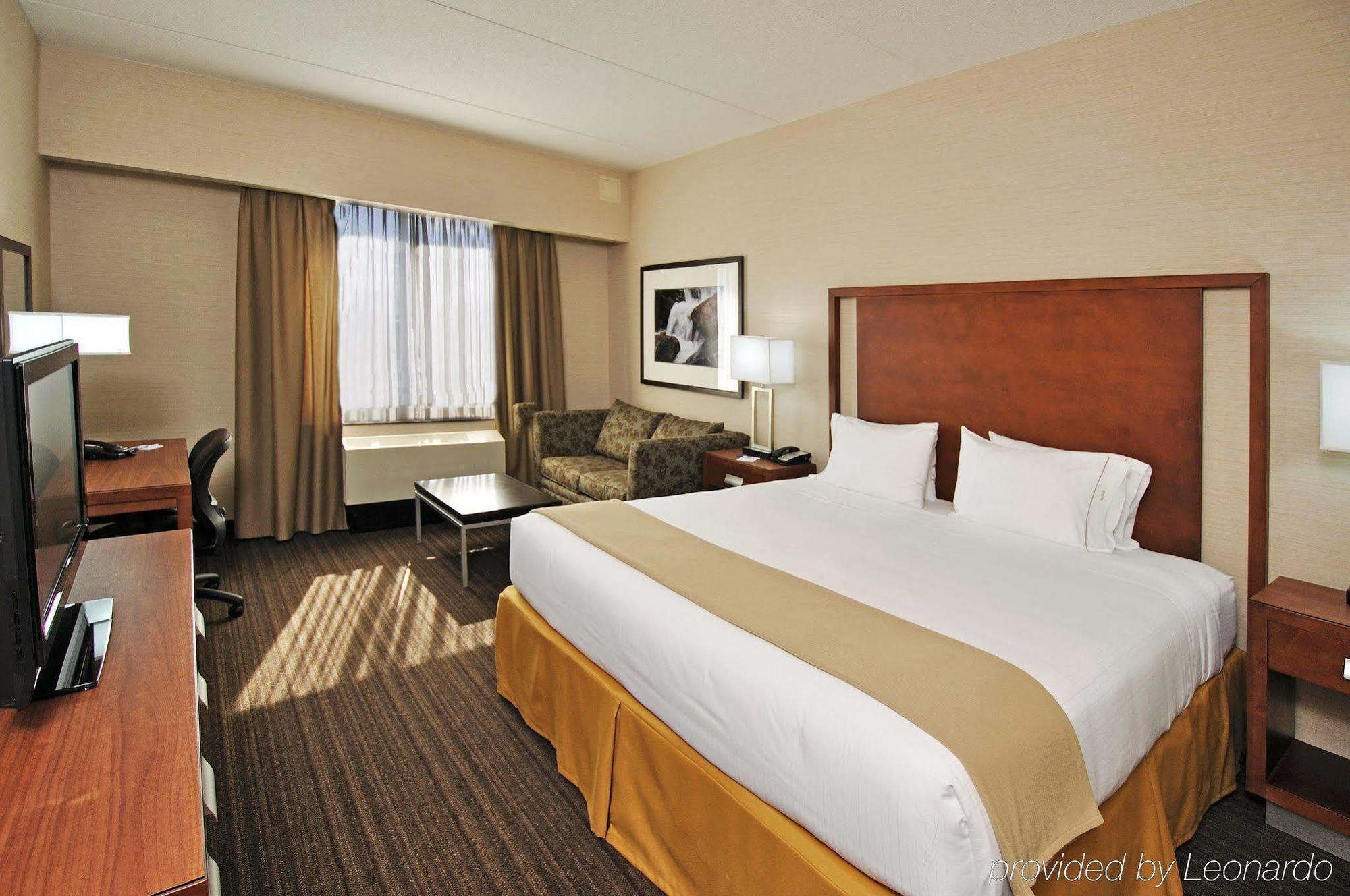 Holiday Inn Express & Suites Vaughan-Southwest By Ihg Room photo