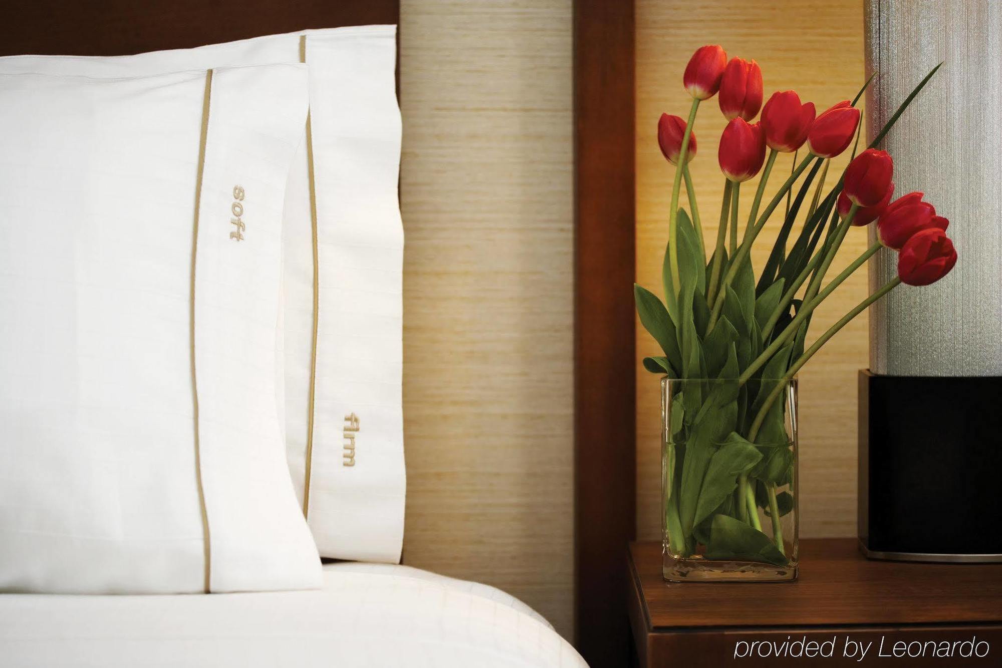 Holiday Inn Express & Suites Vaughan-Southwest By Ihg Room photo